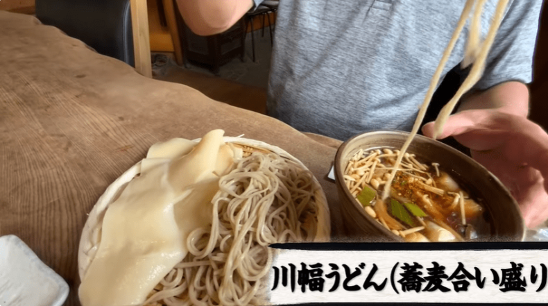 名物川幅うどんと蕎麦の合い盛りを注文