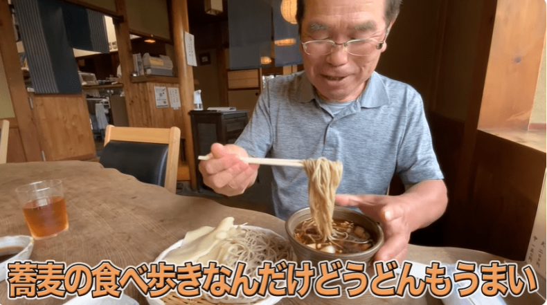 名物川幅うどんと蕎麦の合い盛りを注文