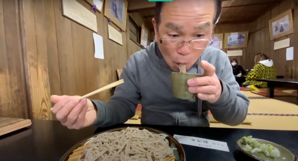 盛りそばを食べる様子